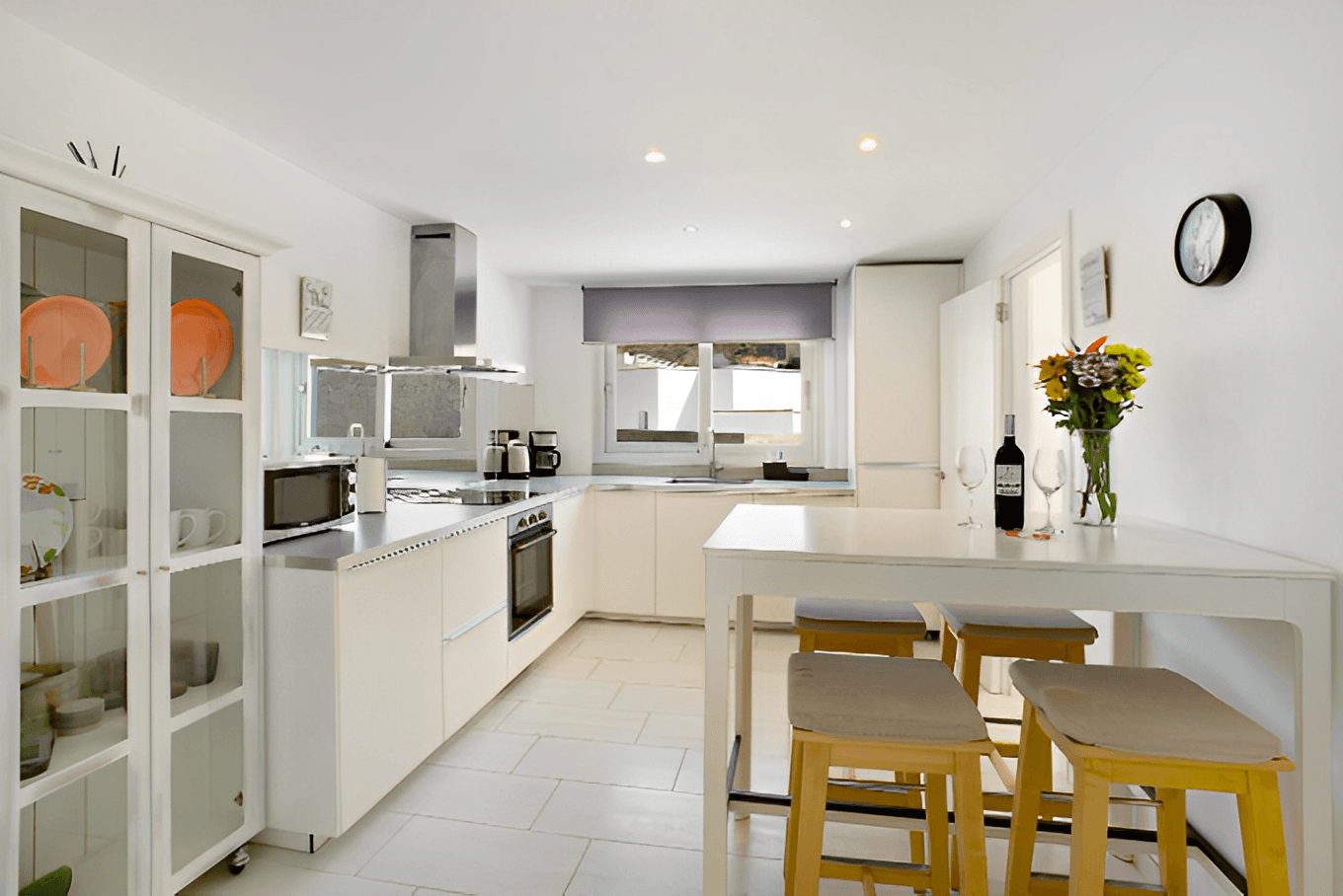 Fully equipped kitchen with oven and breakfast bar